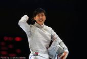 图文：女子佩剑团体中国队夺冠 谭雪庆祝夺冠