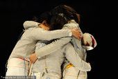 图文：女子佩剑团体中国队夺冠 拥抱庆祝夺冠