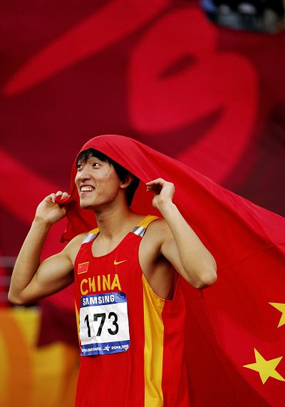刘翔曾两夺亚运会金牌 身披国旗成经典画面(图)