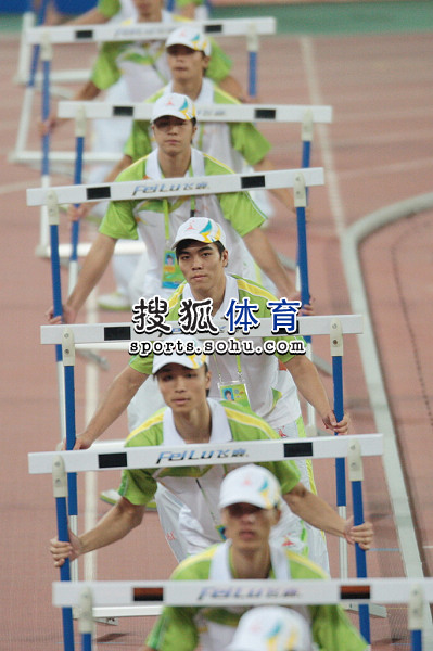 图文：史冬鹏小组第二晋级决赛 志愿者摆放栏架