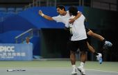 图文：印度选手获网球男双冠军 激动拥抱庆祝