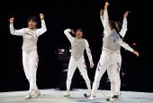 图文：花剑女团韩国队夺冠 激动庆祝