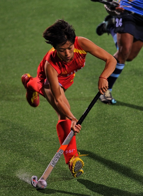 图文:女子曲棍球中国胜印度 许晓旭比赛中进攻