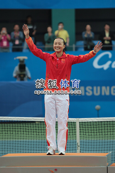 图文：亚运网球女单颁奖仪式 彭帅站上领奖台