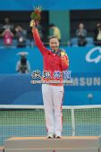 图文：亚运网球女单颁奖仪式举行 微笑展示金牌