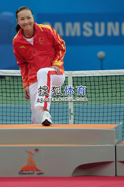 图文：亚运网球女单颁奖仪式举行 登上领奖台