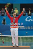 图文：亚运网球女单颁奖仪式举行 高举鲜花庆祝