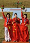图文：女子双向飞碟团体颁奖仪式 中国三位队员
