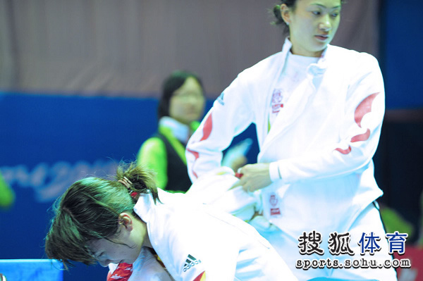 图文：女子重剑决赛中国负于日本 中国队员黯然