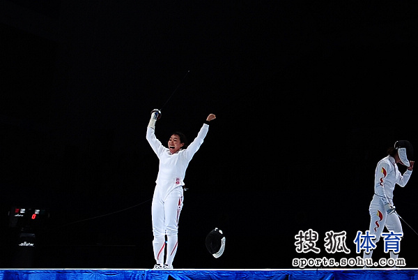 图文：女子重剑决赛中国负于日本 日本队员庆祝