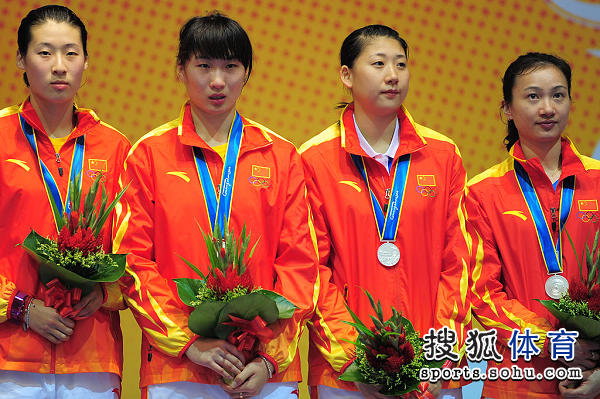 图文：女子重剑团体颁奖仪式 中国队员有些失望