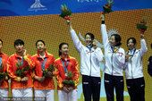 图文：女子重剑团体颁奖 日本夺冠中国摘银