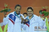 图文：女子沙滩排球颁奖仪式 泰国组合摘铜