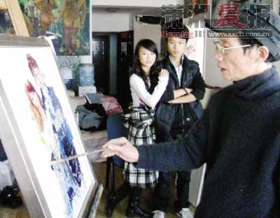 昨日，杨克起正在给一对年轻人创作油画照。图 摄友团王国光