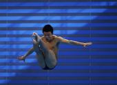 图文：跳水男子1米跳板何敏夺冠 何敏空中瞬间