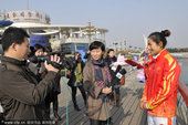 图文：帆板冠军王宁载誉回乡 接受记者采访