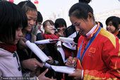 图文：帆板冠军王宁载誉回乡 为学弟学妹签名