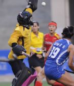 图文：女子曲棍球中国队夺冠 韩国队门将救险