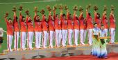 图文：女子曲棍球颁奖仪式举行 中国队高举鲜花