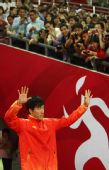图文：亚运男子110米栏 刘翔向观众挥手致意