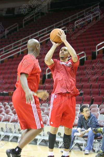 图文nba勇士vs火箭康特尼李投篮