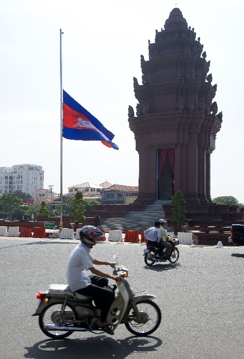 组图:柬埔寨全国降半旗哀悼踩踏事件遇难者