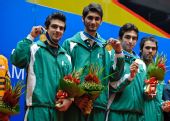 图文：壁球男子团体颁奖仪式 巴基斯坦队员庆祝