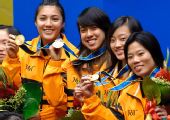图文：壁球女子团体颁奖仪式 马来西亚展示金牌