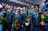 图文：壁球男子团体颁奖仪式 印度队员很开心