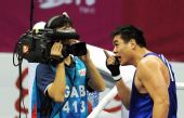 图文：拳击男子91KG张志磊夺冠 对摄像机做鬼脸