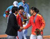图文：女子500米双人皮艇 握手祝贺