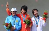 图文：女子500米单人皮艇颁奖 前三名选手合影