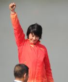 图文：女子500米单人皮艇颁奖 周玉神情骄傲