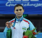 图文：空手道女子61KG颁奖仪式 米尔扎耶娃摘铜