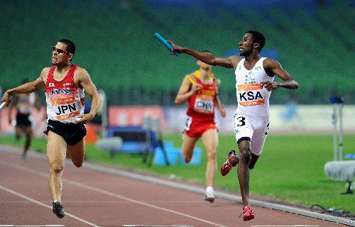 图文:男子4x400米沙特队夺冠 冲过终点瞬间