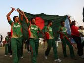 图文：男子板球孟加拉国夺冠 同举国旗庆祝胜利