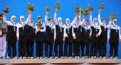 图文：卡巴迪女子颁奖仪式 伊朗队向观众致意