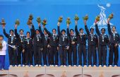 图文：卡巴迪女子颁奖仪式 印度队员高举鲜花