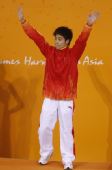 图文：男子10米跳台颁奖仪式 亚军火亮高举双手