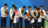 图文：围棋男子团体颁奖 日本队摘铜