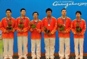 图文：围棋男子团体颁奖仪式 中国队六名队员