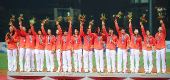 图文：女子垒球颁奖仪式举行 中国队挥鲜花致意