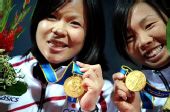 图文：女子垒球颁奖仪式举行 日本队员展示金牌