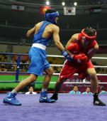 图文：男子拳击75公斤级赛 冠军争夺比赛中