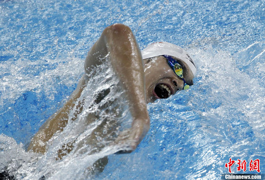 11月18日，中国选手孙杨在广州亚运会男子1500自由泳比赛中，击败韩国名将朴泰桓，以14分35秒43的成绩夺得冠军，并打破该项目亚洲纪录。中新社记者 杜洋 摄  