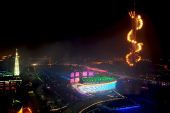 图文：广州亚运会胜利闭幕 广州塔焰火照亮珠江