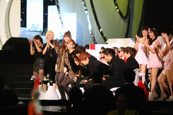 2010 MAMA颁奖典礼现场 台下的2NE1与2PM