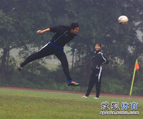 图文:[中乙]毅腾冒雨备战 王大龙飞身冲顶