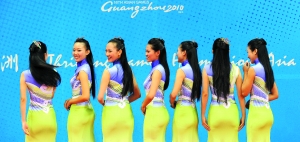 亚运会的礼仪服装"行云流水"让颁奖礼仪的身材曲线显露无遗.
