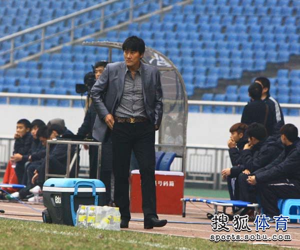 和郝海东一个时代的李明,率领着北区冠军大连阿尔滨冲击中甲,李明的